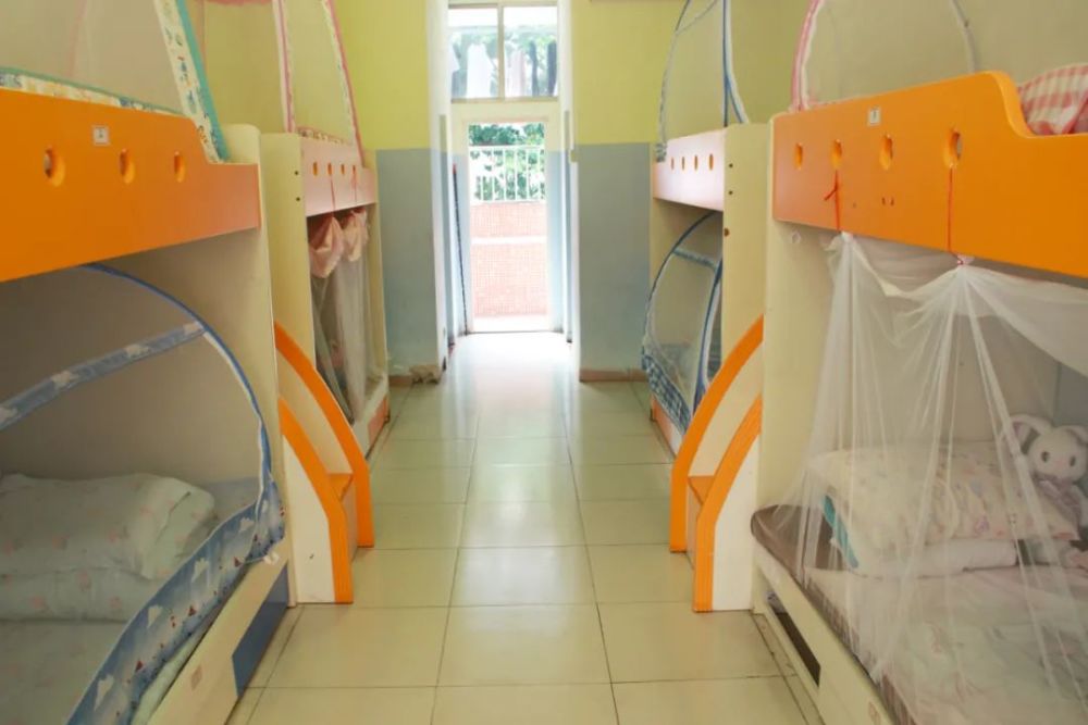 (来源:高明教育)高明一中实验学校是全区最先落实躺着午睡的学校.