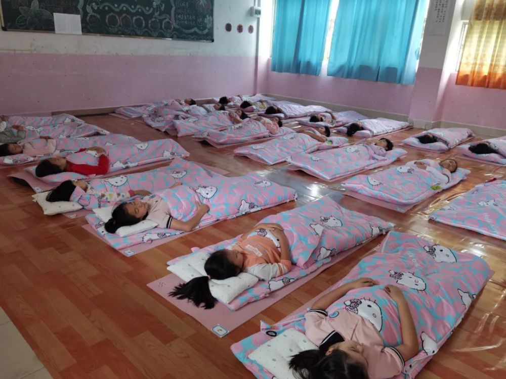 慕了!高明中小学生实现午休"平躺自由"