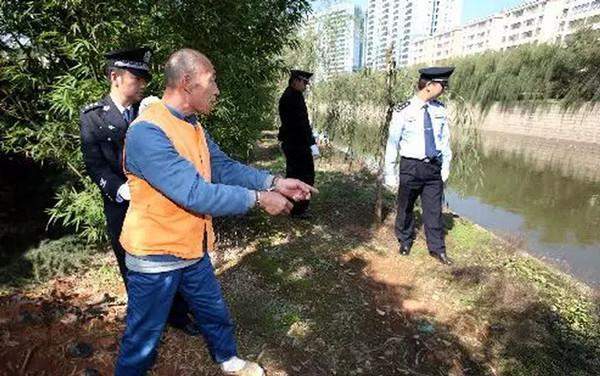 普荣华,蒋德英,陈荣会四人一番商量后,决定先由陈荣刚的妻子蒋德英去