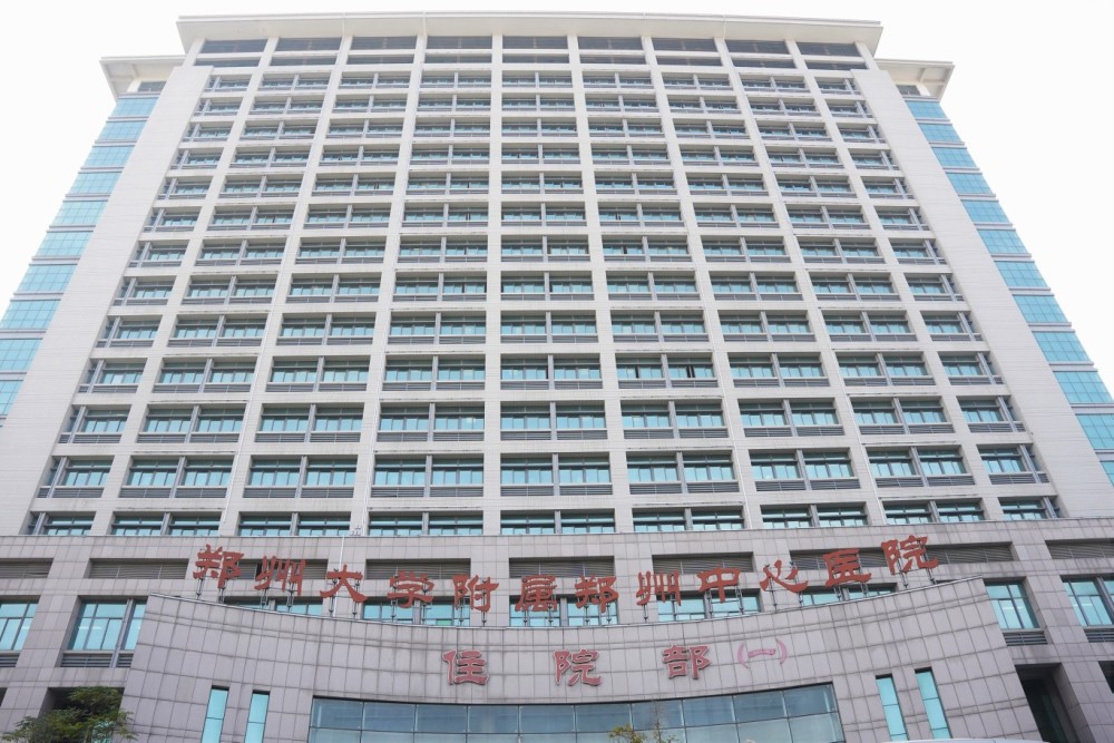 现场直击郑州市中心医院停诊患者亲友为院内人员运送物资