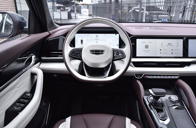 星越l采用一体联屏,内饰标配清爽色调,细节显精致
