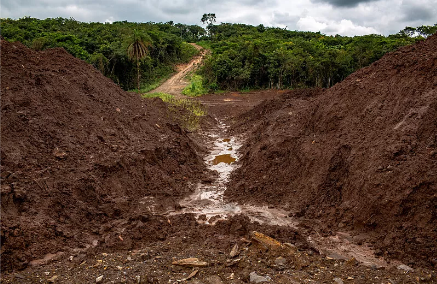 延安宝塔区烟洞沟村发生山体滑坡,现场有人被埋