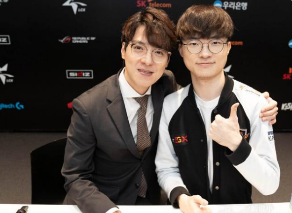 kkoma早在2013年就成为了当时skt1的教练,在2013年至2019年间kkoma