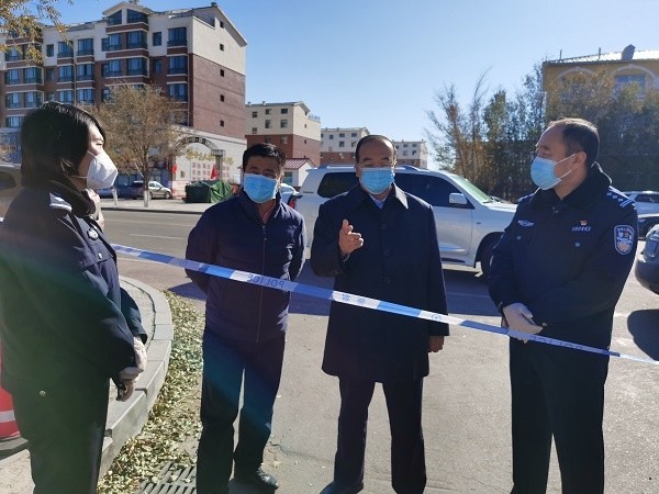 民警在核酸检测现场执勤,确保核酸检测有序开展(锡林郭勒盟公安局供图