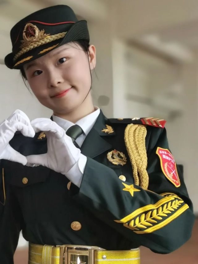 赵伊:自小对军营充满向往和敬畏,大学国旗护卫队执行一年升旗任务,更