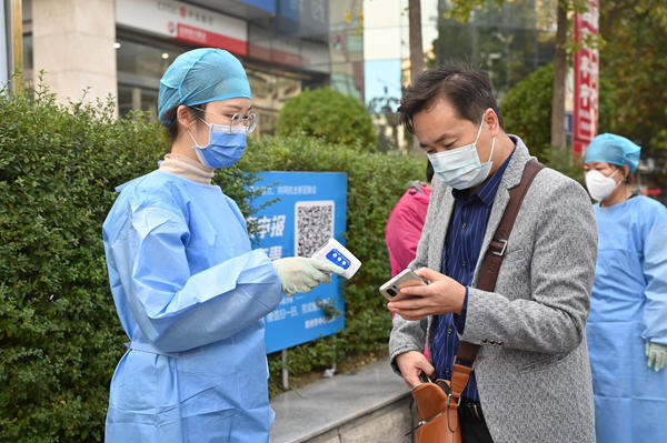 入院人员正在扫健康码.医院已经恢复门急诊正常诊疗秩序.