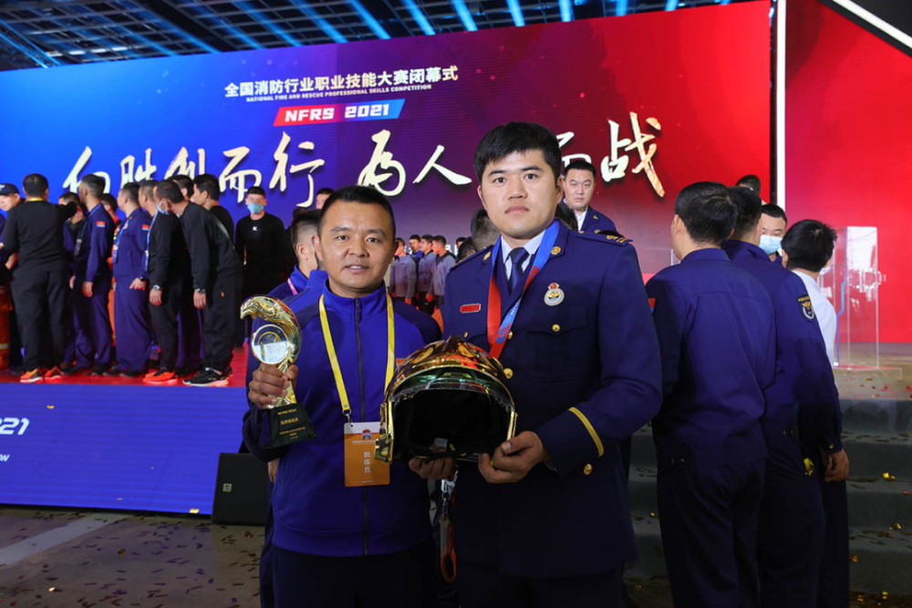 他作为河南参赛队消防装备维修员项目教练带队出征,在他的带领下李闯