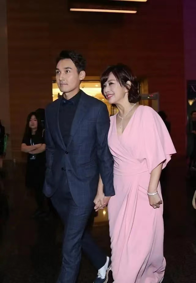 陈松伶瘦了又美回来了穿粉色连衣裙携老公亮相优雅又贵气