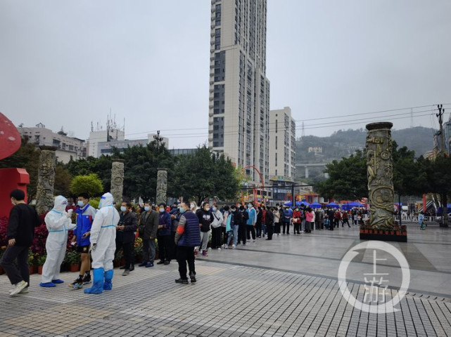 直击巴南鱼洞人民广场核酸检测现场