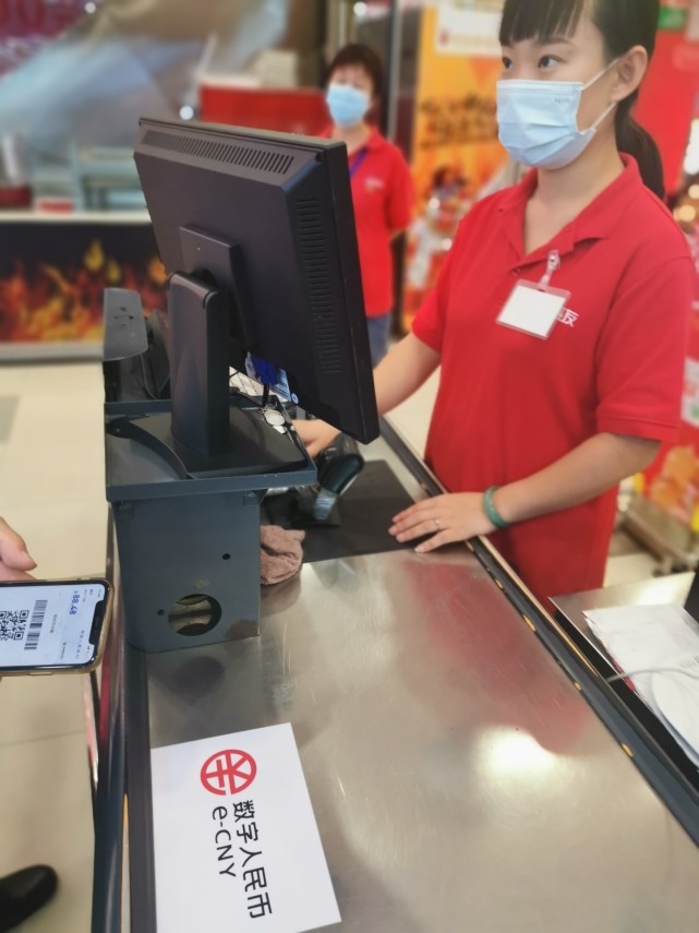 工作人员吴从涛购买了两瓶咖啡,在收银台结账时用数字人民币钱包支付