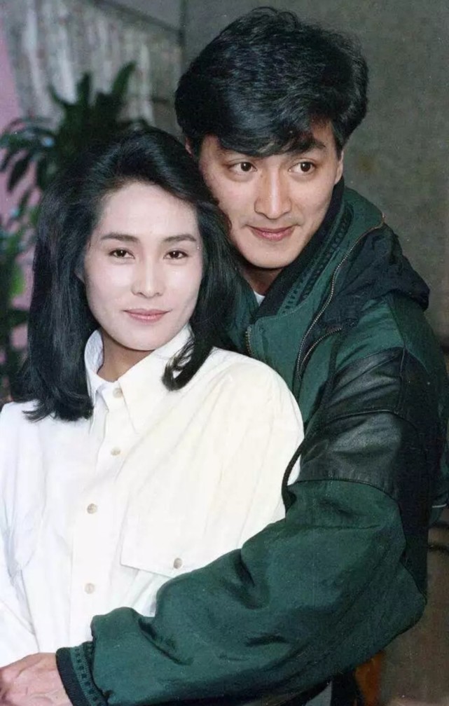 61岁何家劲疑隐婚生子近照消瘦皱纹明显被网友催婚却说有女儿