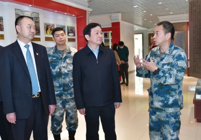 95028部队老战士报告团获赠智慧健康手表,健康体检卡