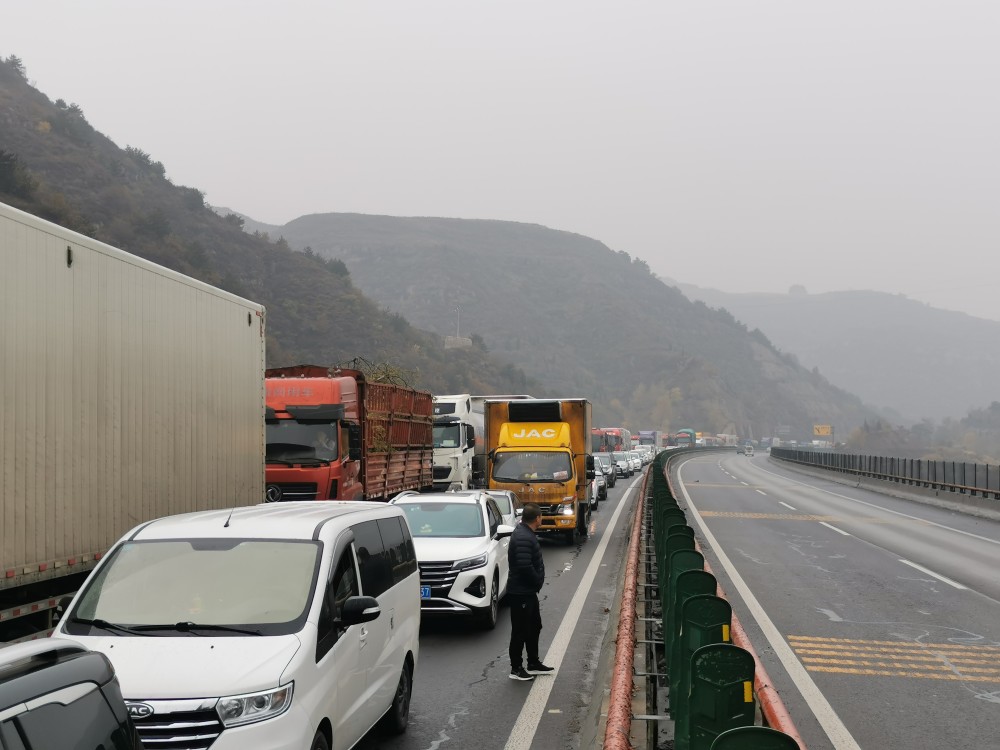 11月2日上午9时许,在g55二广高速太长段,去往榆社方向遭遇大堵车