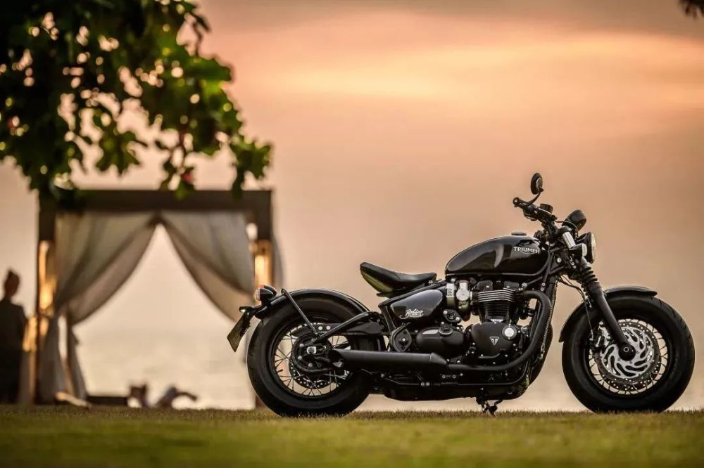 凯旋bobber作为纯正影视复古机车的凯旋,似乎也是复古摩托车的一个