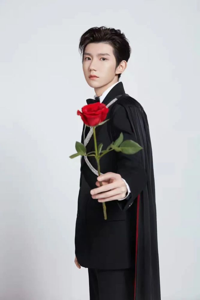 前方王源小王子为你发来一朵爱心玫瑰,请查收~浪漫情调天气逐渐变冷