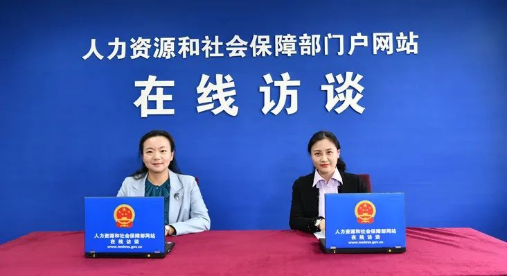 人社部专业技术人员管理司副司长刘冬梅介绍深化职称制度改革工作