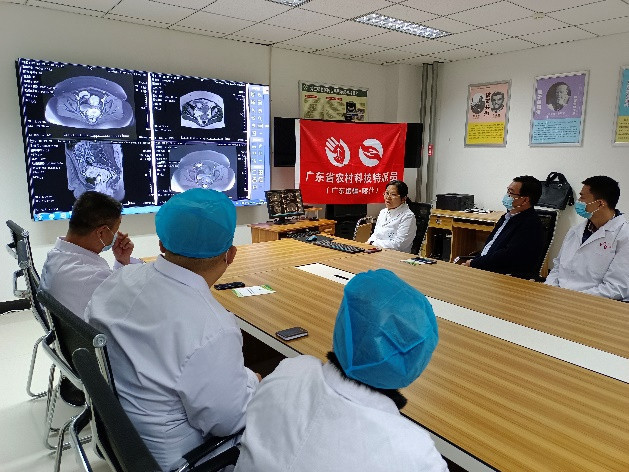 广东省农村科技特派员王晓燕副主任医师在巴楚县人民医院指导阅片