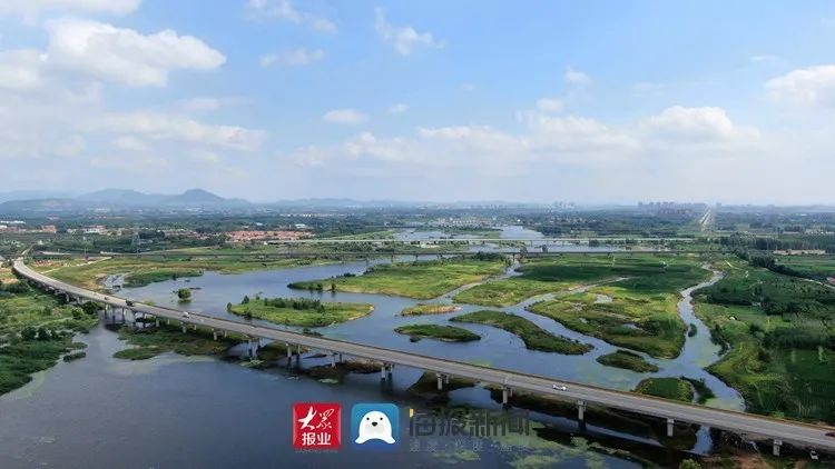 一河碧水,两岸秀色.