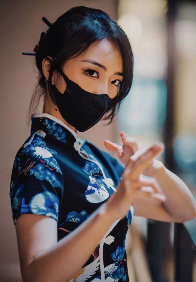 lpl主持人余霜身着中国旗袍 世界电竞赛场传播中国文化_腾讯新闻