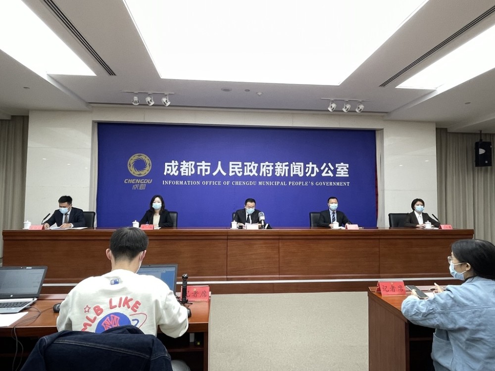 发布会上,成都市疾控中心应急办主任范双凤提醒广大市民,如有中高风险