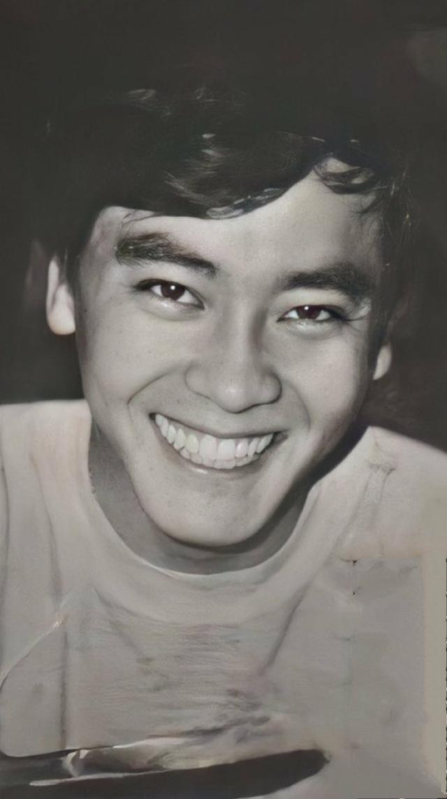 怪不得尔冬升对小鲜肉不屑一顾,40年前他比小鲜肉帅多了