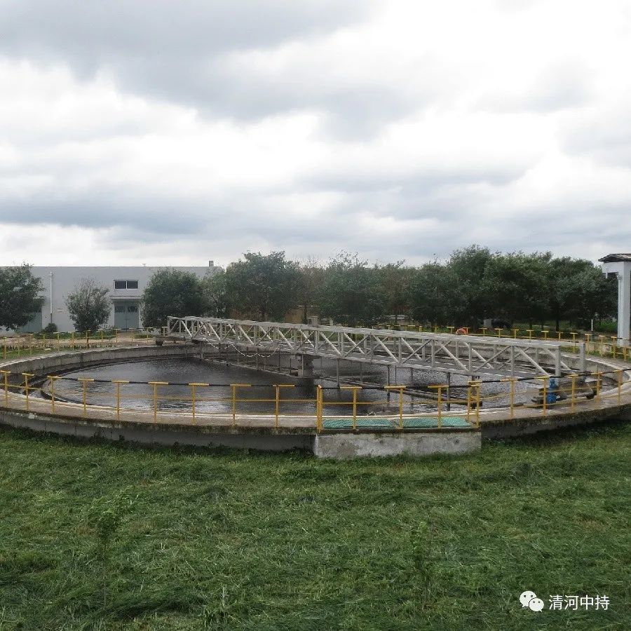 通过重力作用,将底部的污泥排入二沉池中间的污水泵池,多余污泥输送至