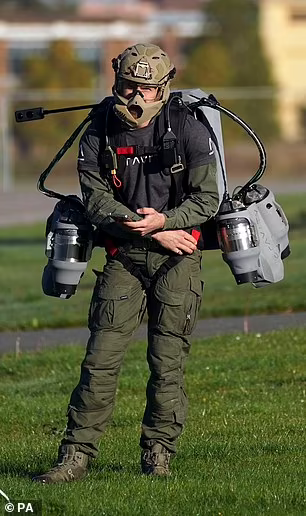 英陆军观摩喷气式飞行背包,时速128公里可飞高3600米