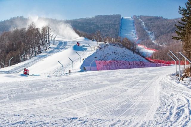 滑雪场国内滑雪期最长的天然滑雪场雪上项目最丰富雪道种类最齐全设施