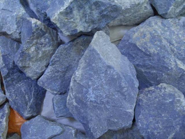 天青石酷似青金石的一种大众宝石