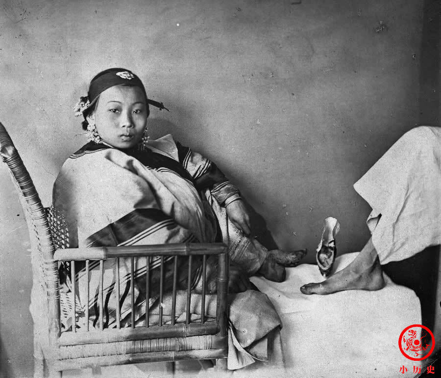 晚清老照片摄影师拍妇女小脚差点被熏晕小夫妻吃婚后第一顿饭