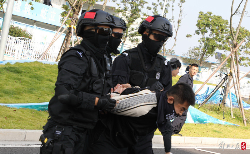 逼停"冲卡车辆",反无人机,制服"持械歹徒",上海举行港口反恐演习