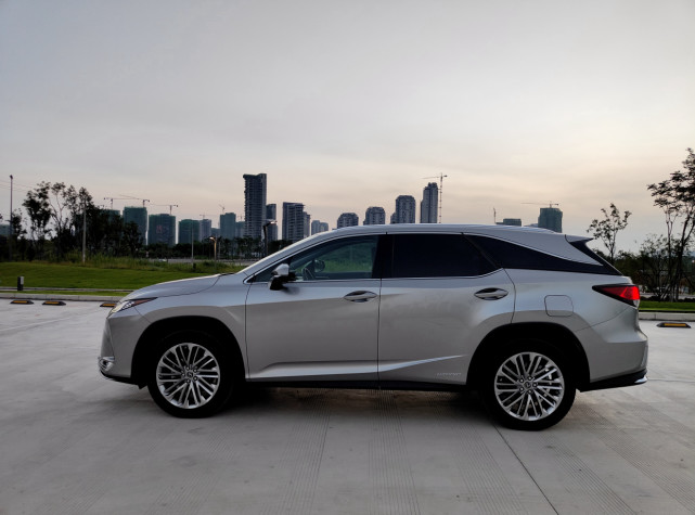 雷克萨斯rx450hl实拍,配3.5l混动动力