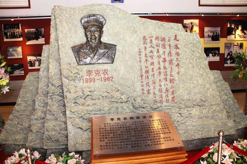 悲思涌动,辗转床第,终于披衣而起,铺纸挥毫,作诗志哀: 铁虎原来是纸虎