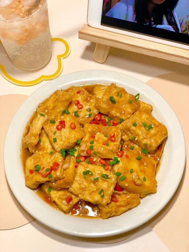 做法非常简单的香煎脆皮豆腐,好吃到拿肉都不换