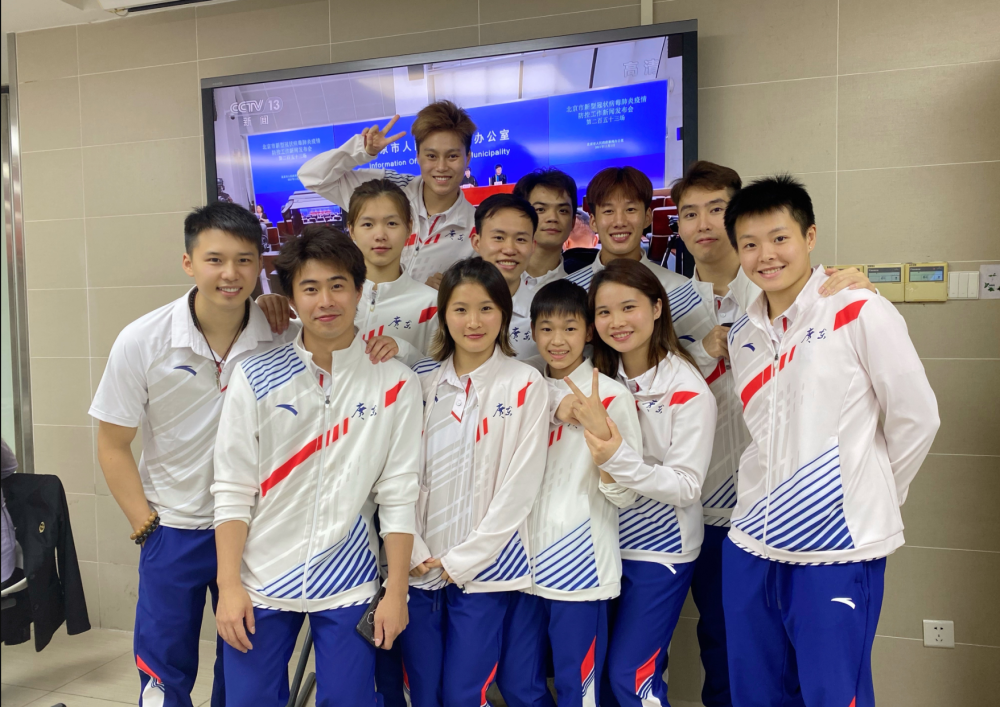 有爱!全红婵师姐陈艺文晒广东队全家福,红姐c位露巴掌脸比剪刀手