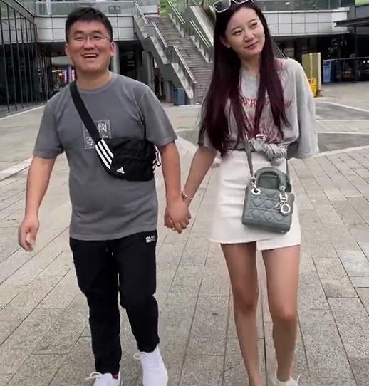 网红姜涛准备迎娶女徒弟,预估彩礼上百万,女方比他小15岁_腾讯新闻