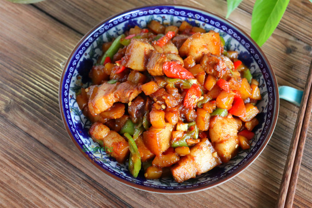 天冷就馋它,红烧肉炖土豆,香飘四溢,入口即化