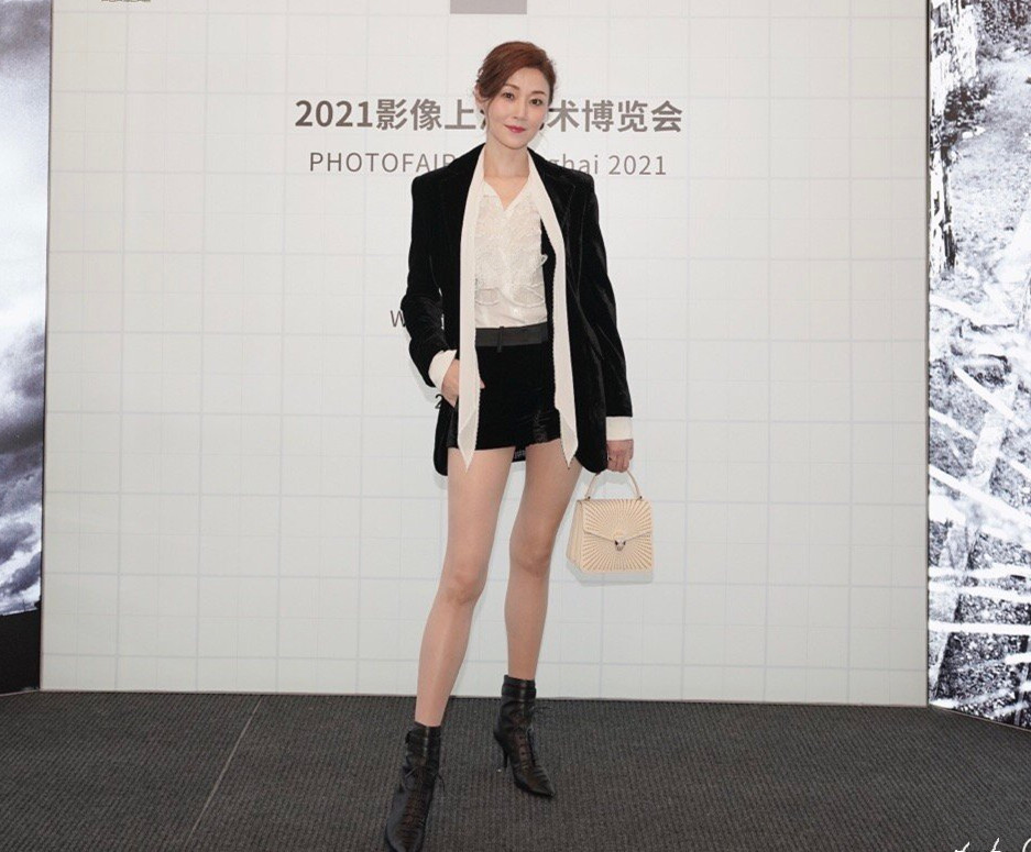 51岁万绮雯罕露面穿短裙秀43寸长腿离开tvb后移居内地开民宿