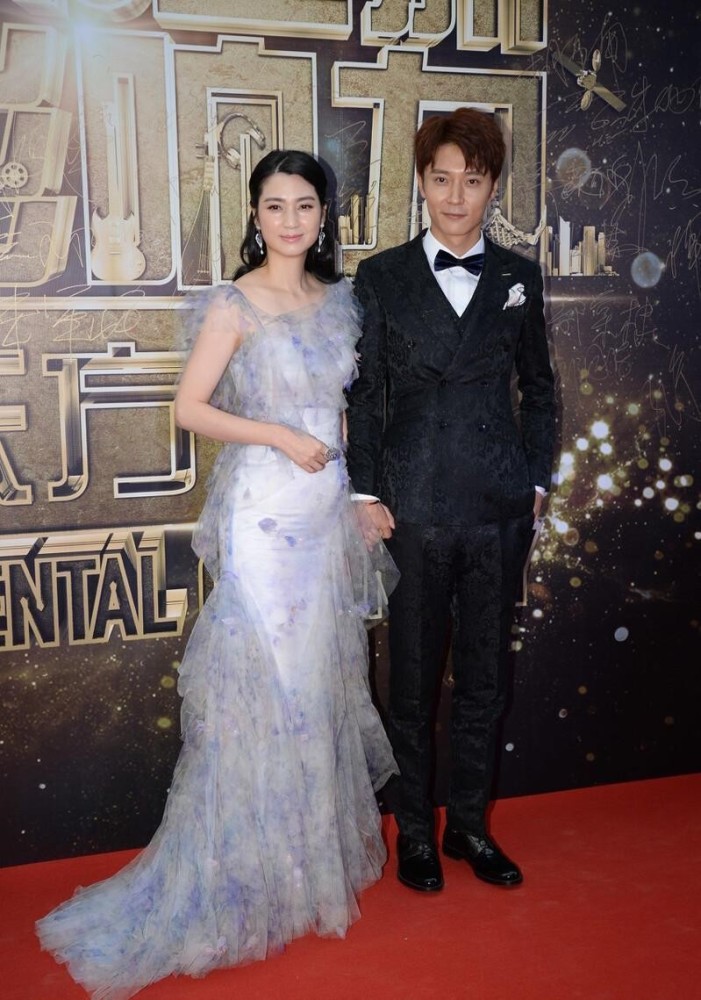 洪欣为扮嫩特意穿花裙,裸色纱配刺绣挺清新,但看脸仍显出年龄