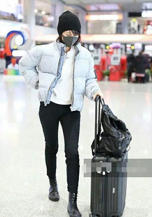 粉丝拍到袁泉下班照,穿白色羽绒服气质清冷,但笑起来太温柔了