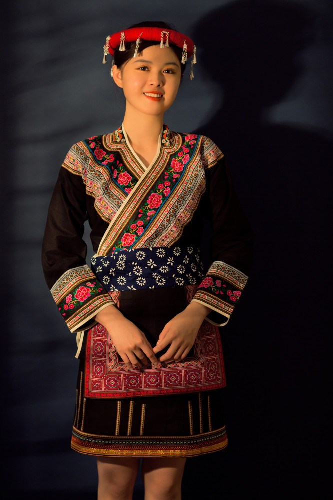 潮绣传承人复原畲族潮州凤凰装