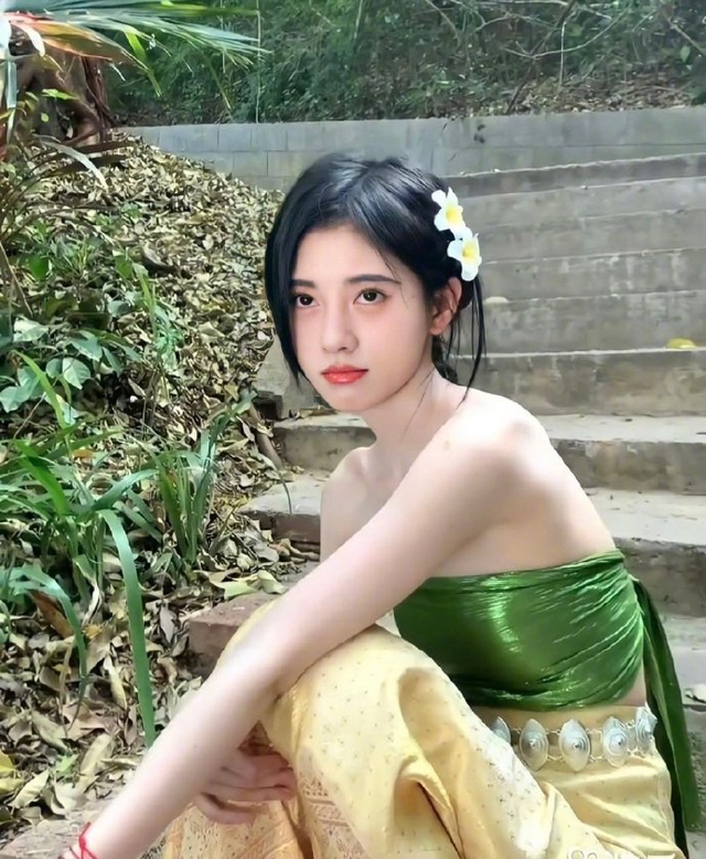 洛丽塔大哥学完半藏森林又学鞠婧祎?这次的傣族造型却完美胜出_泛电竞