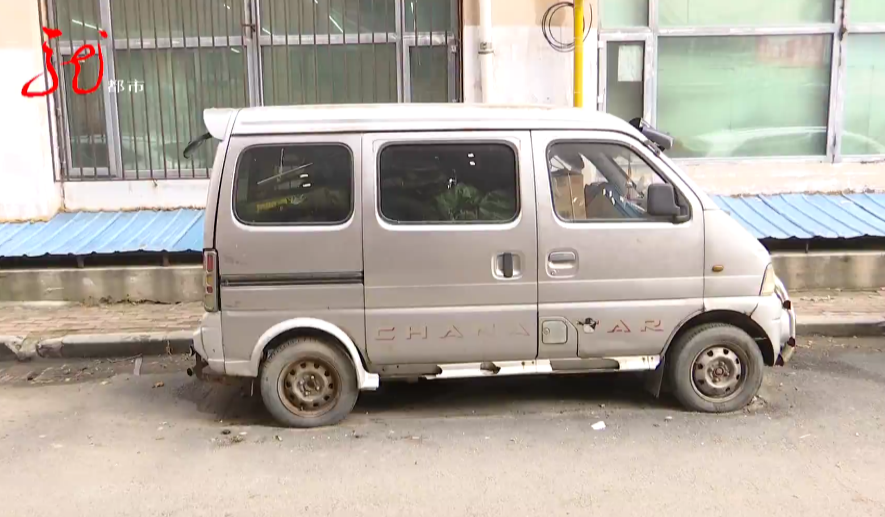 仓库僵尸车占位招人烦交警出手了