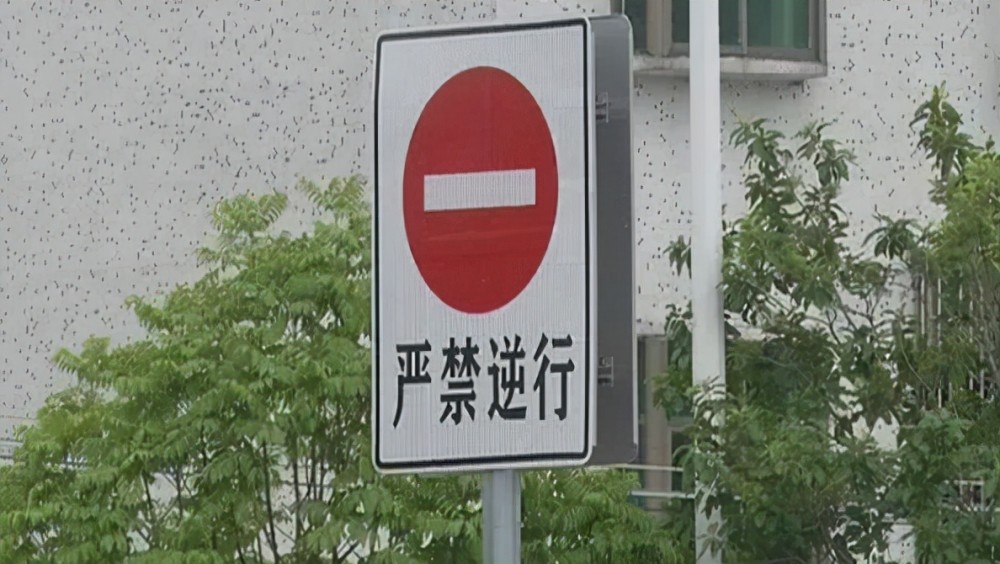 男子驾车逆行超车受阻竟手持锤子威胁车主车主幸亏妻子在车内