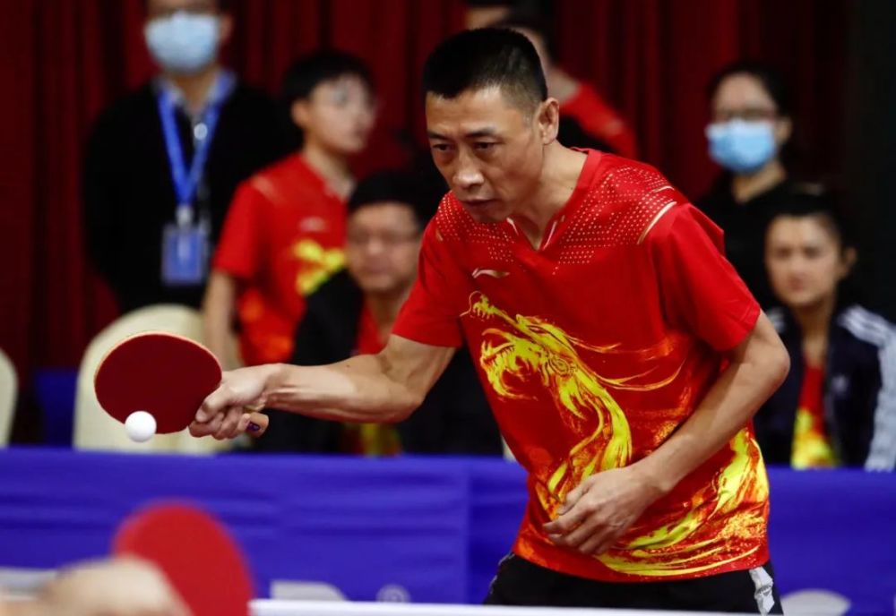 【斯帝卡v乒乓】业余削攻的大神级人物,54岁黄老板的球很"英俊"