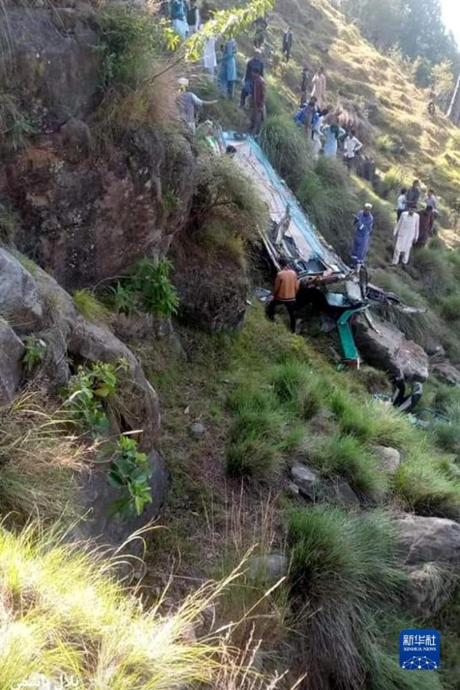 巴控克什米尔地区一客车坠入峡谷致15死10伤在房间打扑克又疼又叫哔哩哔哩