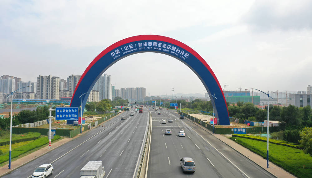 烟台自贸区景观标识主体完工北京中路新添地标级拱门标示牌