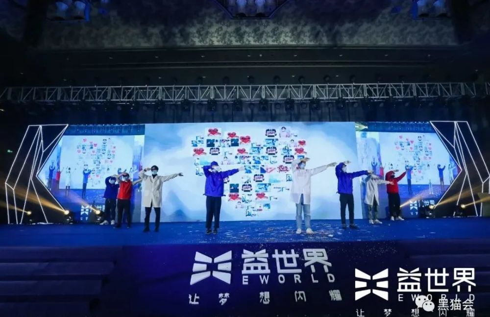 年会3人表演什么节目好_年会适合表演什么节目_适合年会节目表演脱口秀