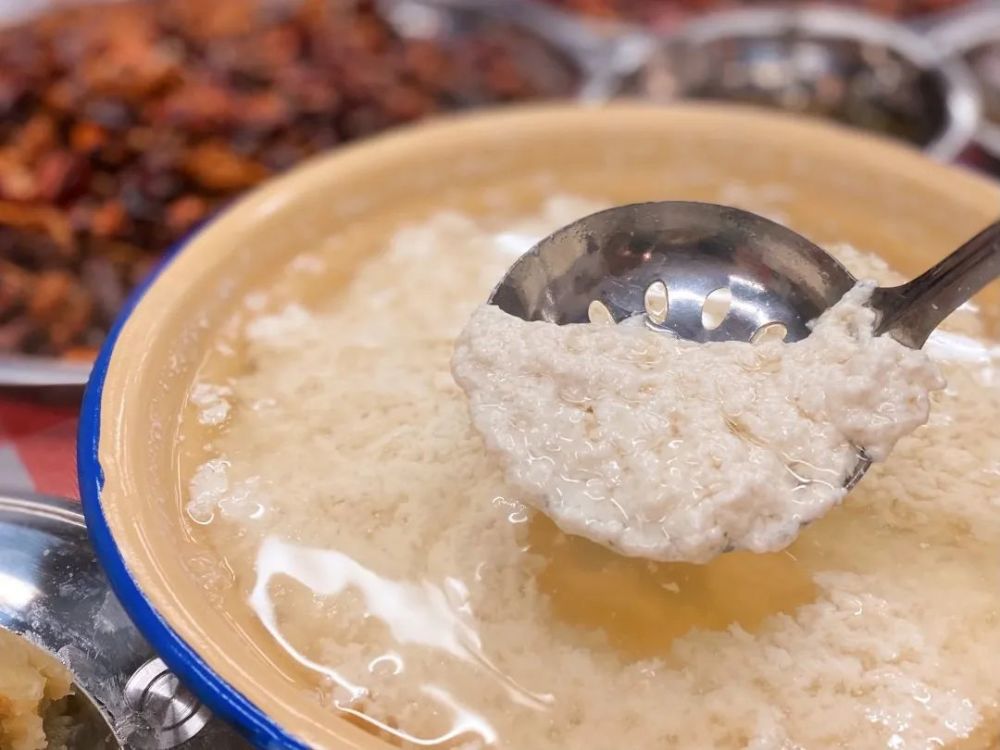 独家「水上漂豆花」轻如柳絮,绵如白雪,蘸秘制料碟,搭配辣椒红油,浓郁