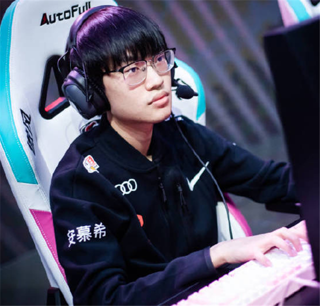 小天送礼物左手"回敬"皇子教学,还学doinb记时间,想去fpx?